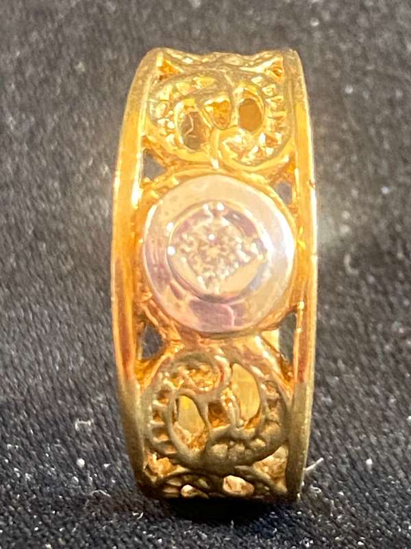 18ct Yellow gold 0.10 carat round Diamond bezel set Ring