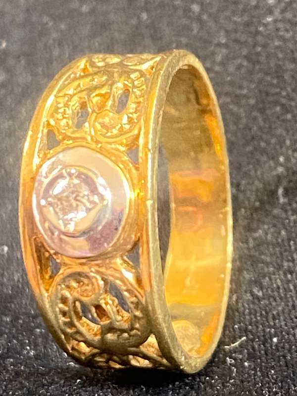 18ct Yellow gold 0.10 carat round Diamond bezel set Ring