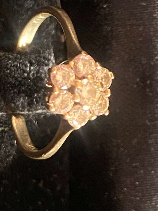 OOH so cute 9ct yellow gold cluster ring with CZ's