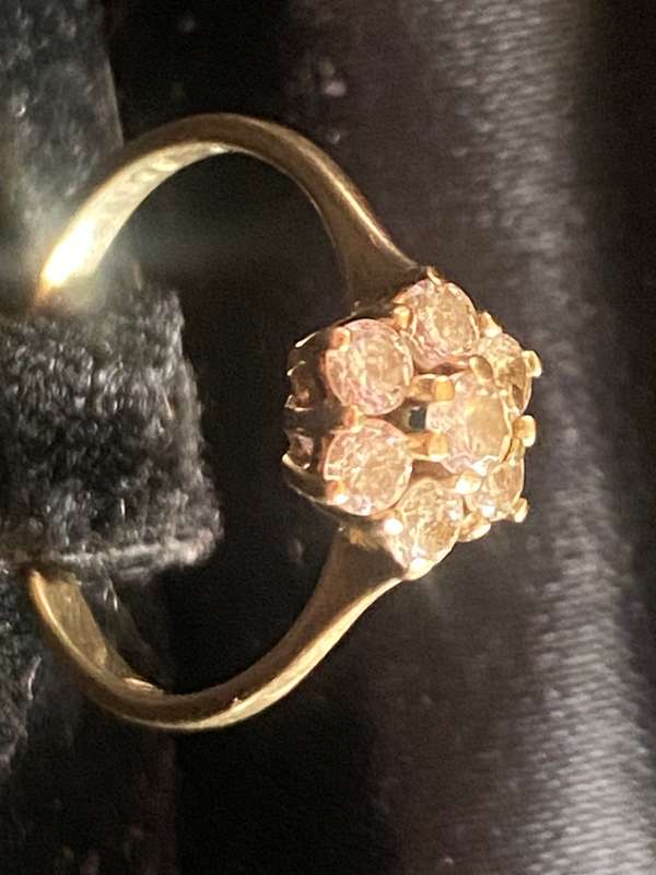 OOH so cute 9ct yellow gold cluster ring with CZ's