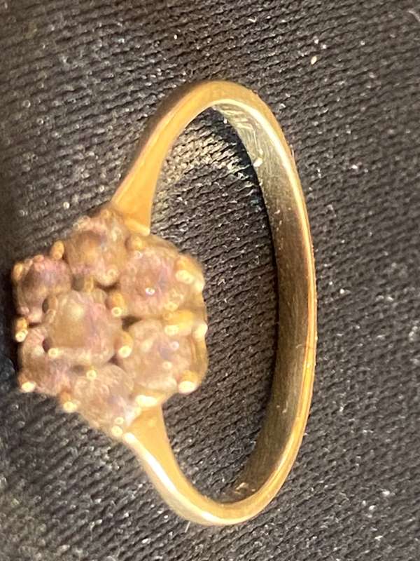 OOH so cute 9ct yellow gold cluster ring with CZ's