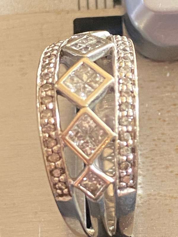 18ct White gold and Diamond Ring with .80 carat Diamonds