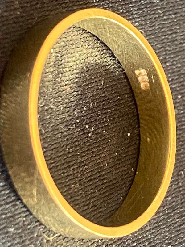 18ct flat medium width wedding band