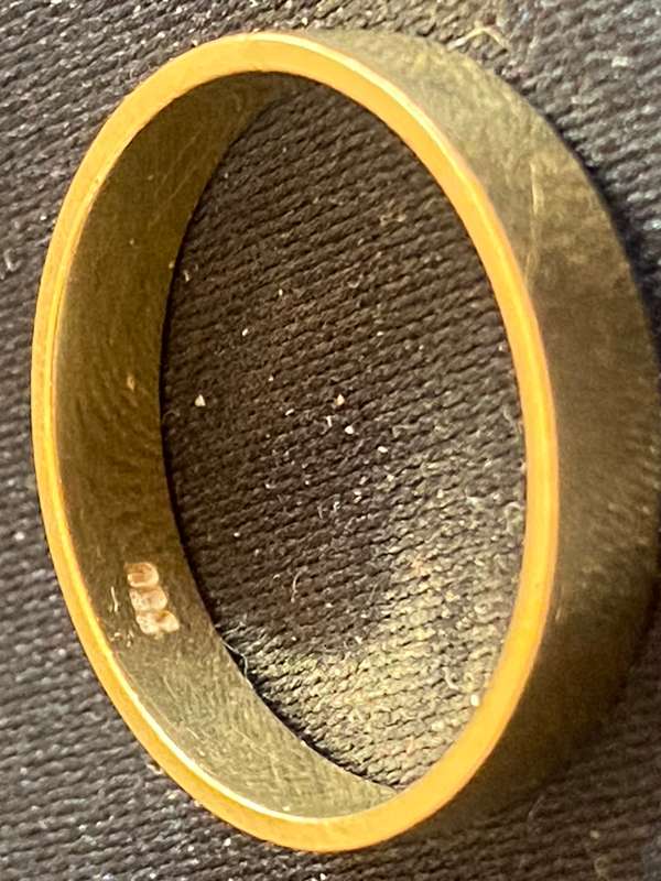 18ct flat medium width wedding band