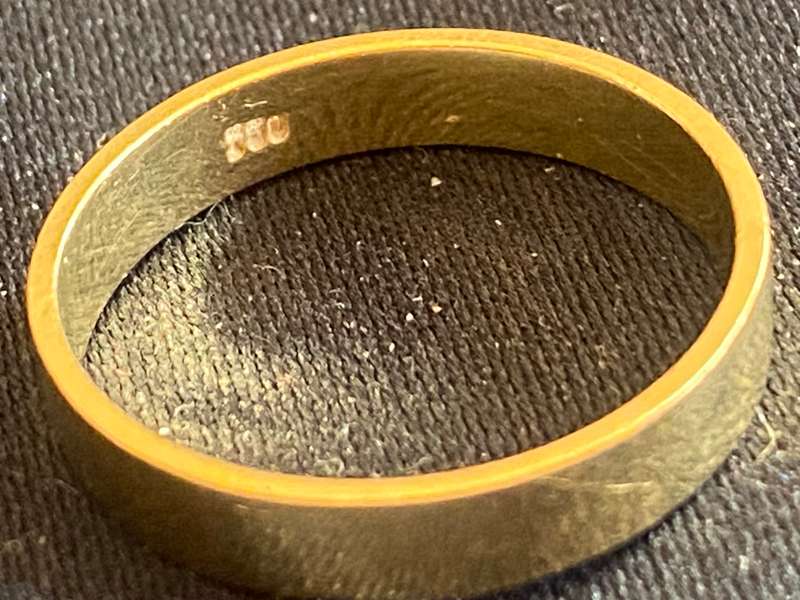 18ct flat medium width wedding band