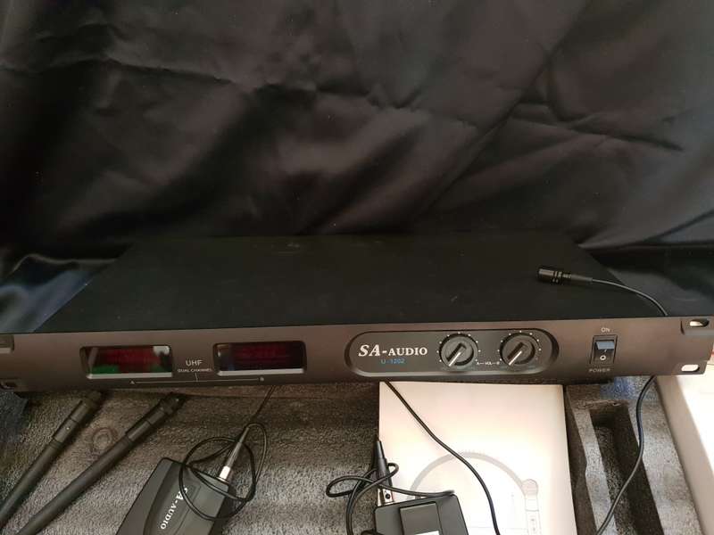 set of 2 cordless lipel microphones SA Audio U1202 in box
