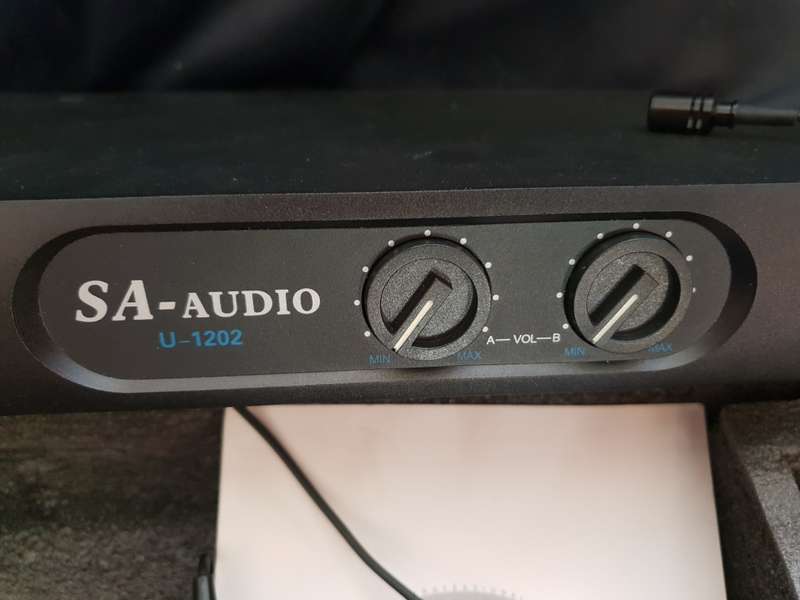 set of 2 cordless lipel microphones SA Audio U1202 in box