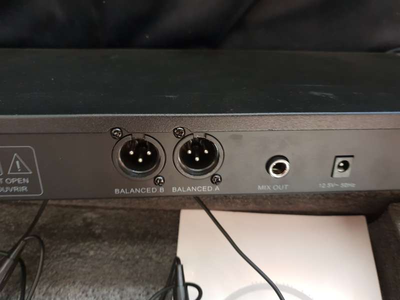 set of 2 cordless lipel microphones SA Audio U1202 in box