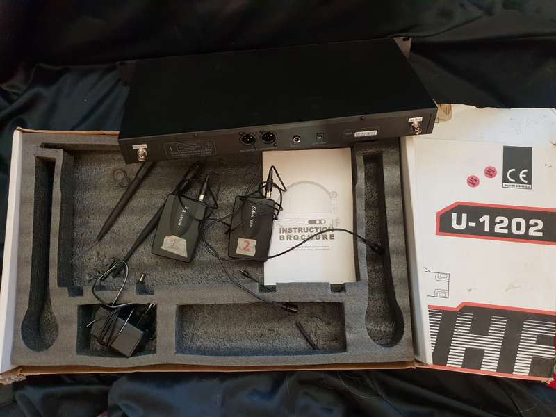 set of 2 cordless lipel microphones SA Audio U1202 in box