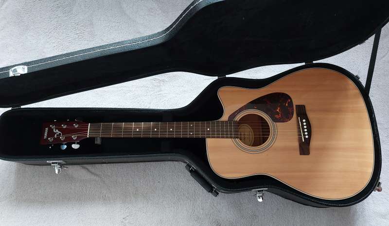 Yamaha FX370C Acoustic Guitar with Hardcase