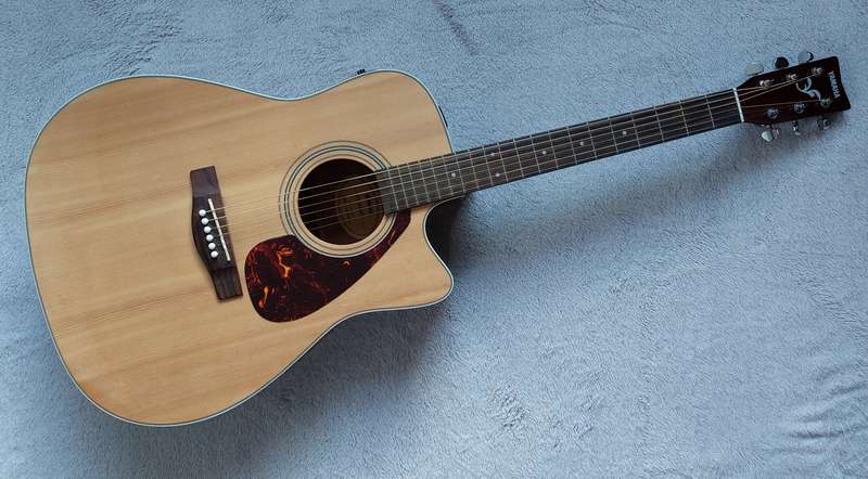 Yamaha FX370C Acoustic Guitar with Hardcase