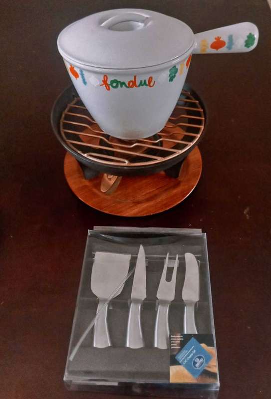 Vintage Le Creuset fondue set with cheese cutters  in new condition