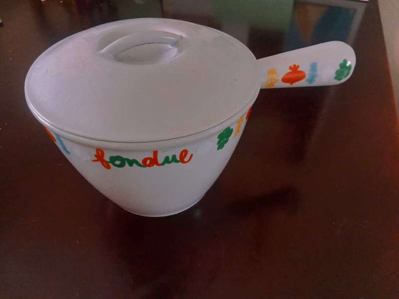 Vintage Le Creuset fondue set with cheese cutters  in new condition