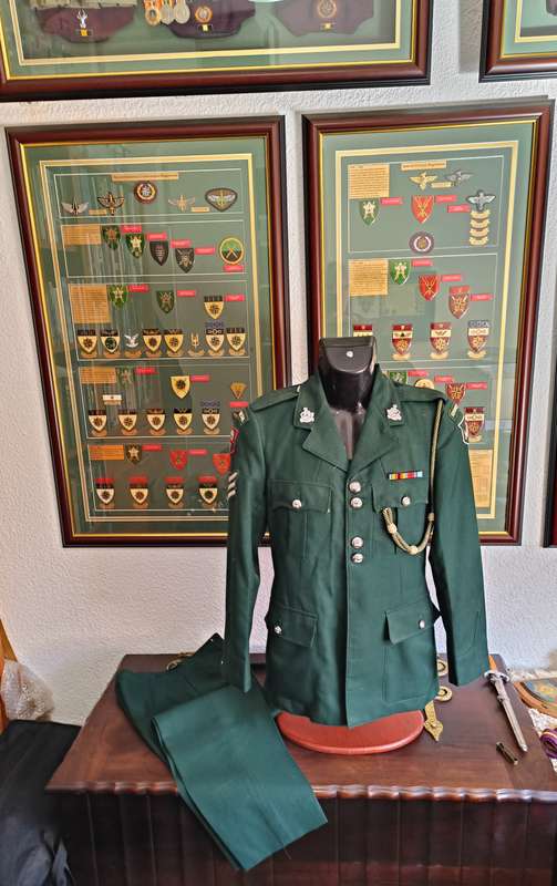 RHODESIA - RHODESIAN LIGHT INFANTRY  (RLI) - CEREMONIAL UNIFORM