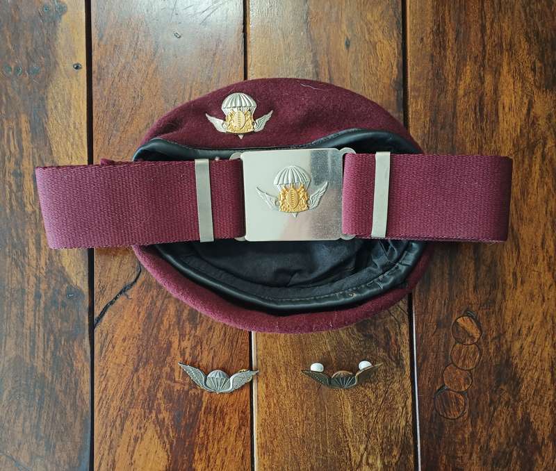 SADF -  TRANSKEI MILITARY - PARA BERET AND STABLE BELT AND WINGS - SCARCE