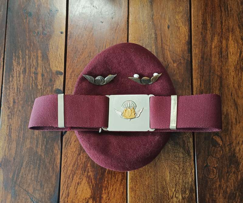 SADF -  TRANSKEI MILITARY - PARA BERET AND STABLE BELT AND WINGS - SCARCE