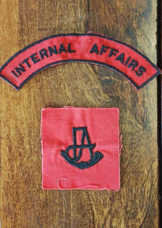 RHODESIA - INTAF - SHOULDER TITLE & HAT BADGE (1972 - 80)