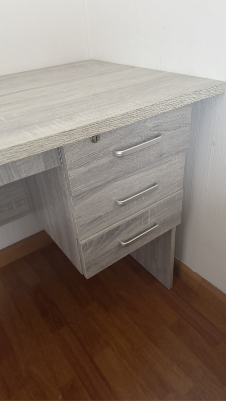 Desk for Sale size 120x60cm with a lock drawer