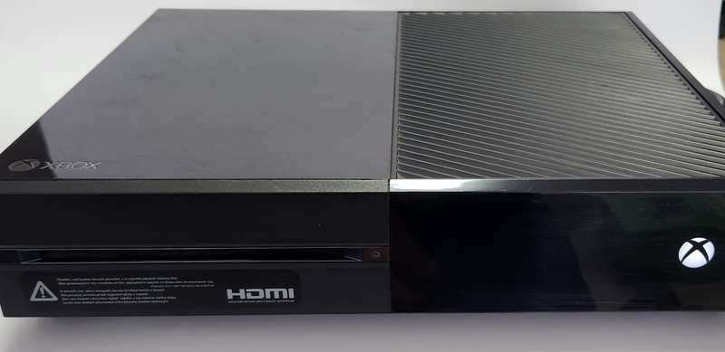 XBOX ONE CONSOLE + 1 CONTROLLER  - MODEL 1540  up for Grabs - ****** R30 SHIPPING *****