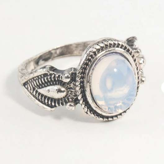 Antique Style Moonstone Ring | Size 8