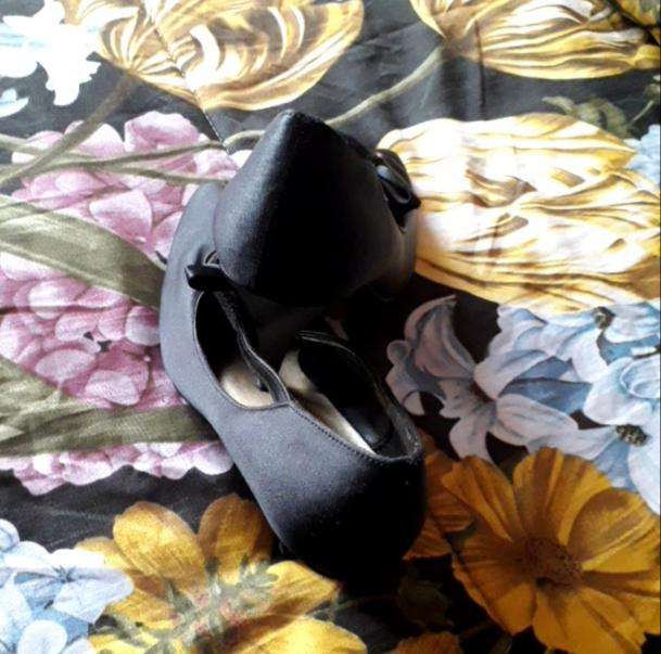 Ladies Elegant Shoes Size 3.5