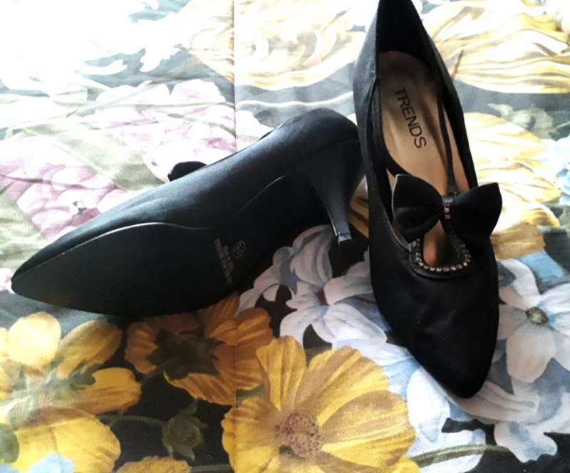 Ladies Elegant Shoes Size 3.5