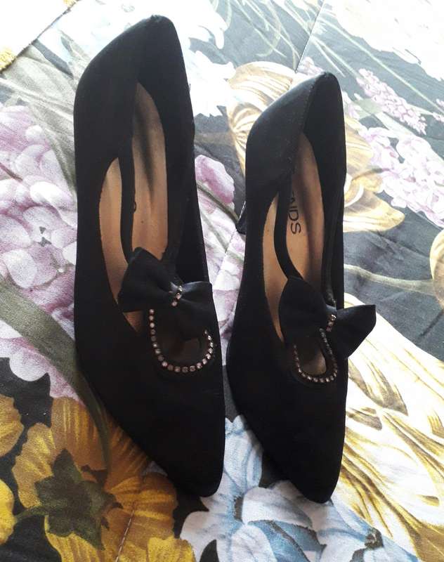 Ladies Elegant Shoes Size 3.5