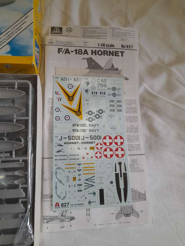 ITALERI 1/48 MCDONNELL DOUGLAS F/A-18 HORNET 827 PLASTIC MODEL AIRCRAFT KIT - COLLECTOR'S ITEM