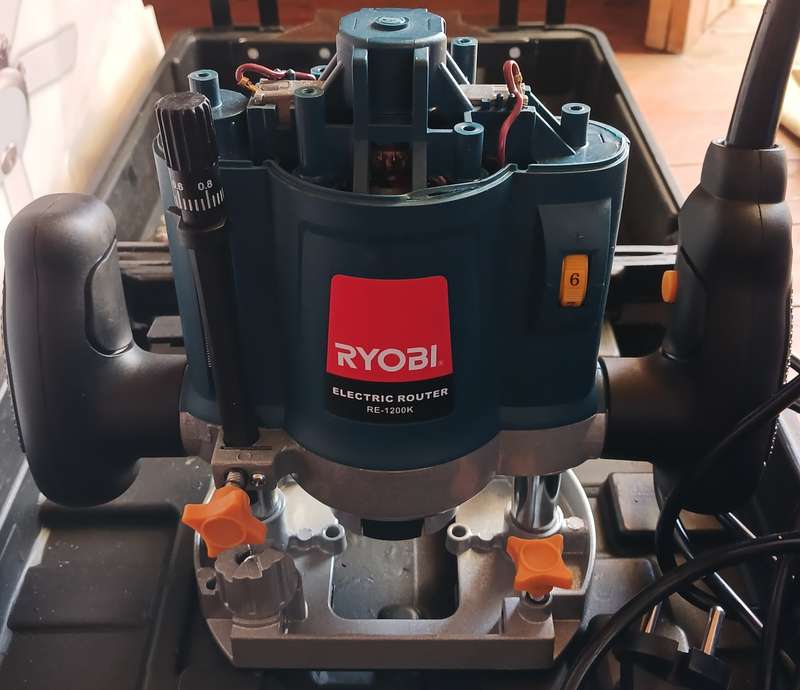(Display Unit - Please Read - Spares/Restoration)1200W Ryobi Router