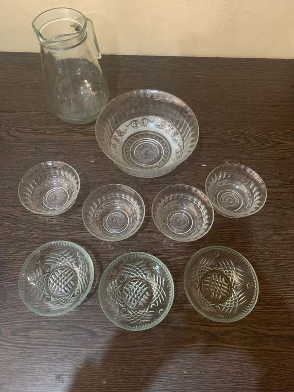 7x Glass Dessert Bowls, 1x Large bowl and a glass juice jug
