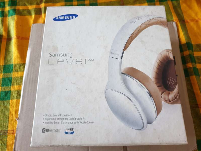 Samsung Level over headphone
