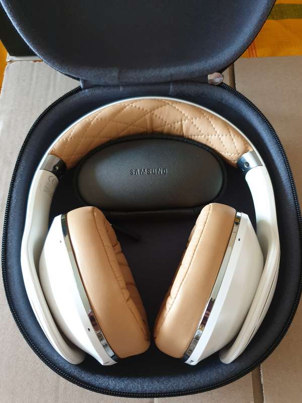 Samsung Level over headphone