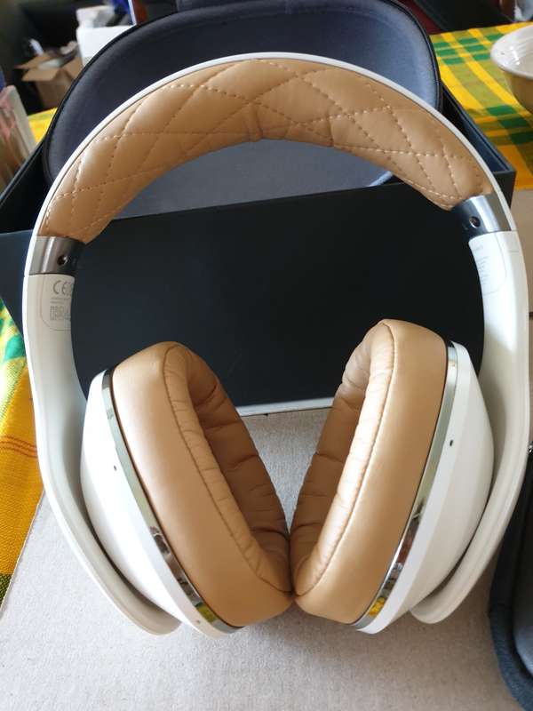 Samsung Level over headphone