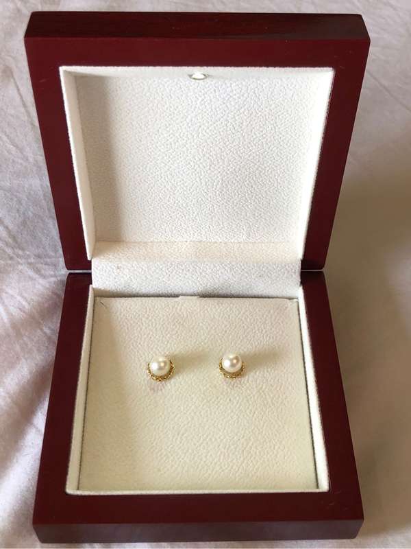 Stunning 9ct yellow gold and Pearl stud earrings - 2.4g