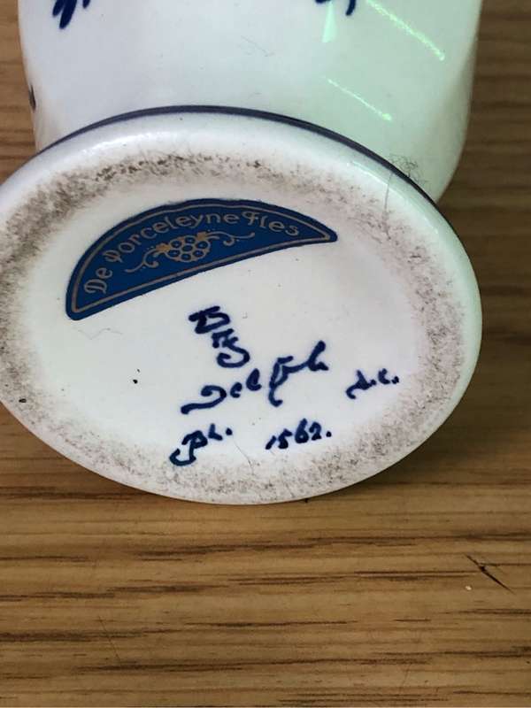 Stunning Delft porcelain bud vase