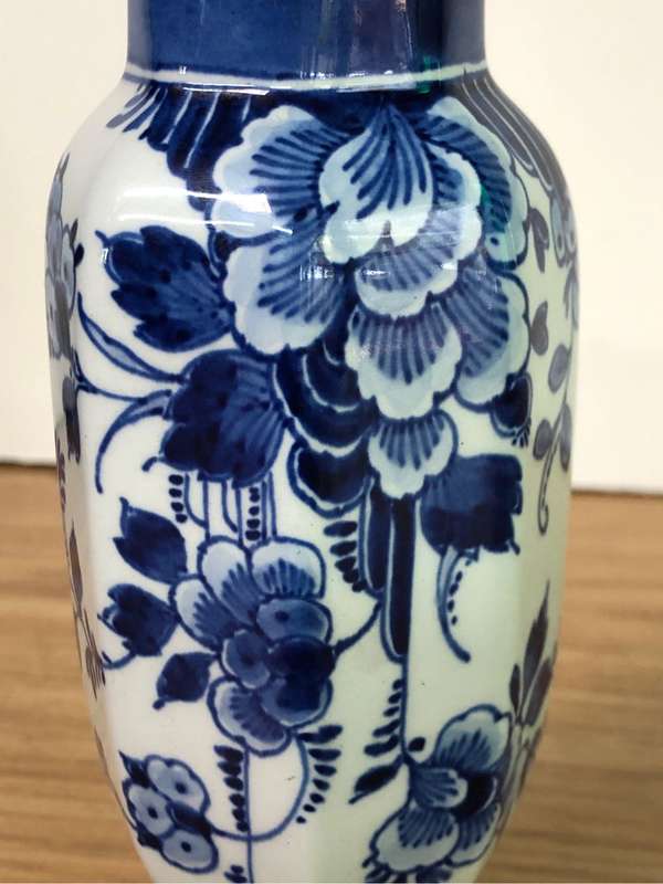 Stunning Delft porcelain bud vase
