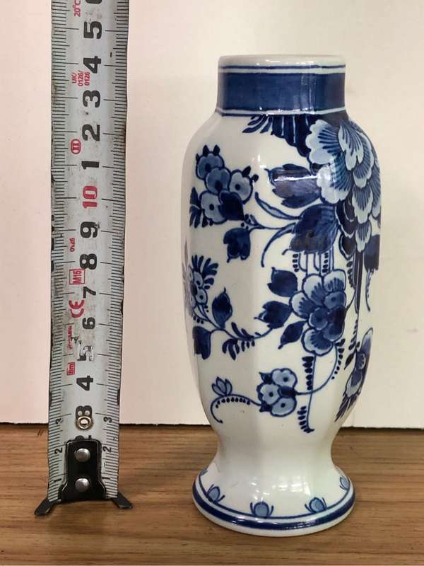 Stunning Delft porcelain bud vase