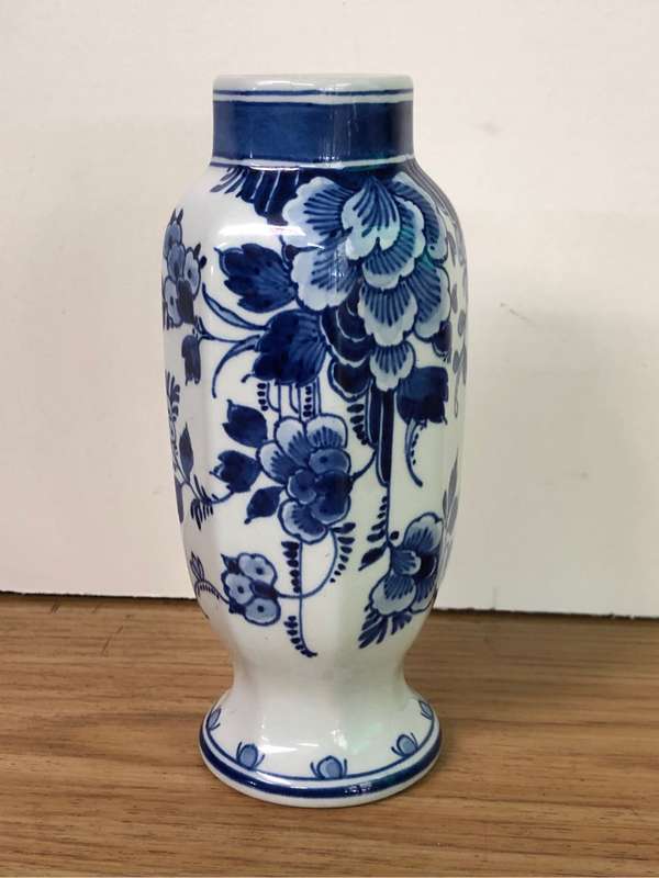 Stunning Delft porcelain bud vase