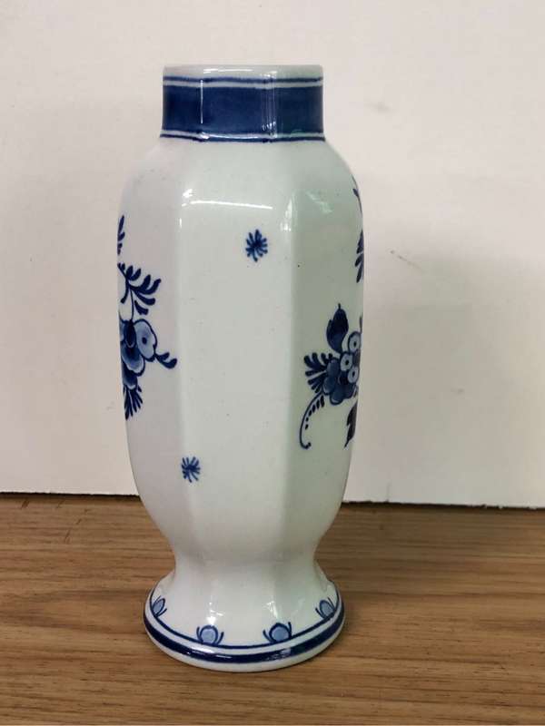 Stunning Delft porcelain bud vase