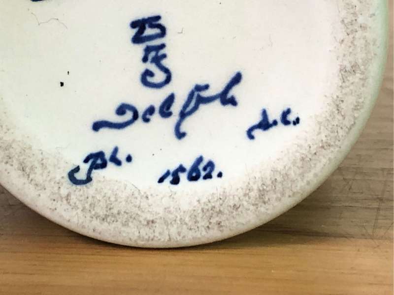 Stunning Delft porcelain bud vase