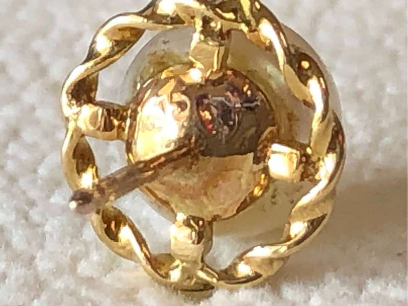 Stunning 9ct yellow gold and Pearl stud earrings - 2.4g