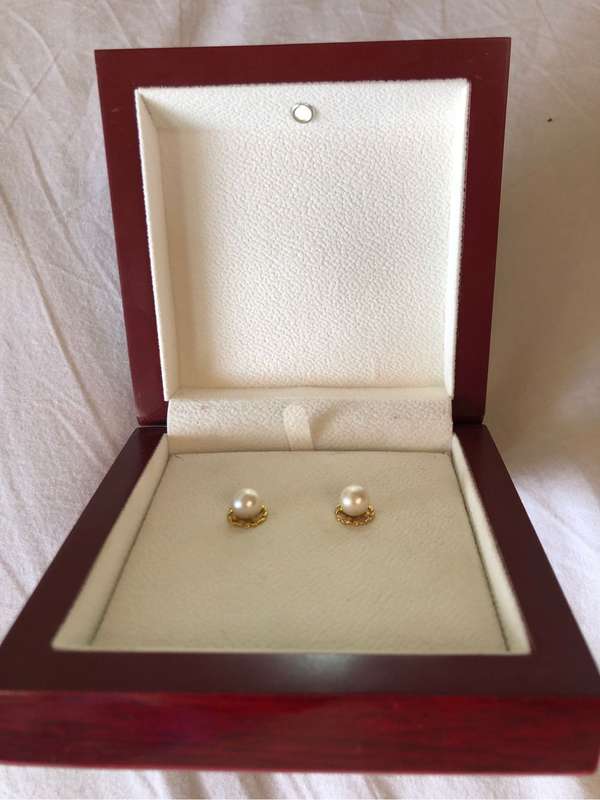 Stunning 9ct yellow gold and Pearl stud earrings - 2.4g