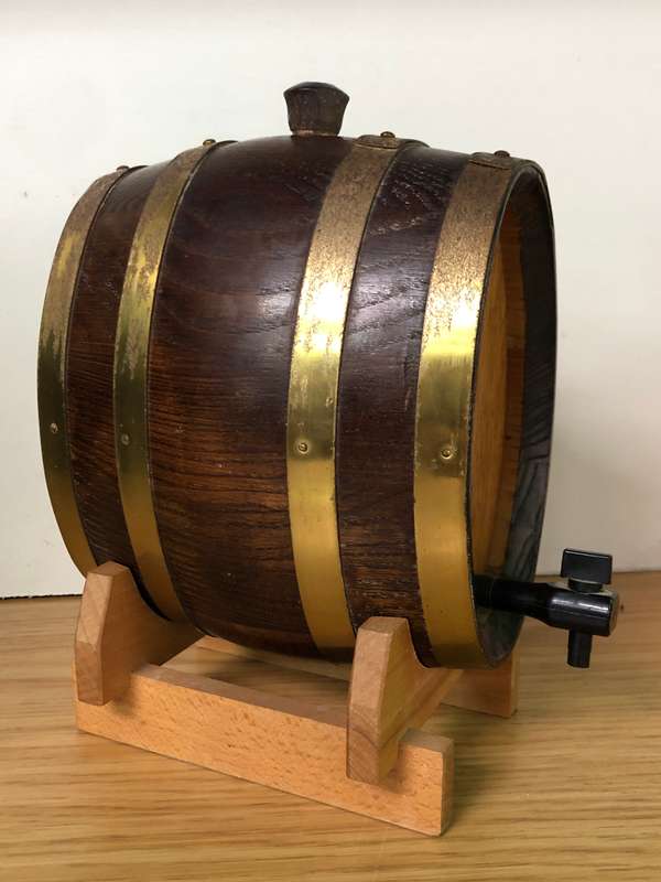 STUNNING OVAL OAK BRASS BOUND SMALL CASK - GREAT BAR ITEM