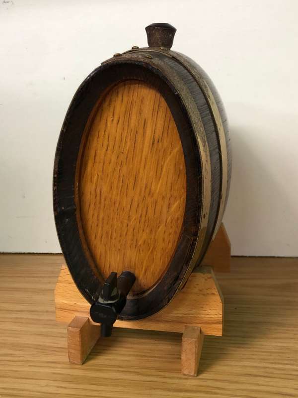 STUNNING OVAL OAK BRASS BOUND SMALL CASK - GREAT BAR ITEM