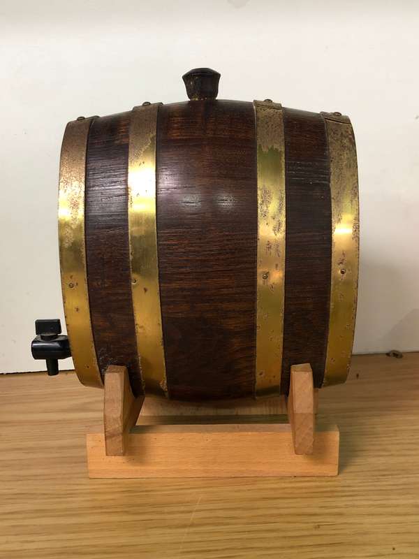 STUNNING OVAL OAK BRASS BOUND SMALL CASK - GREAT BAR ITEM