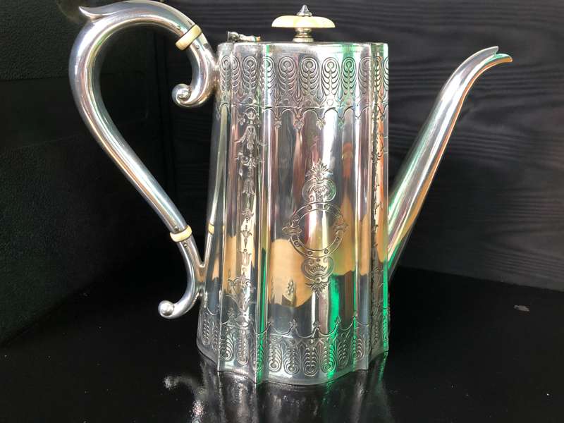 19th CENTURY STERLING SILVER COFFEE POT BY JOHN ROUND OF SHEFFIELD - 852g - dated 1894