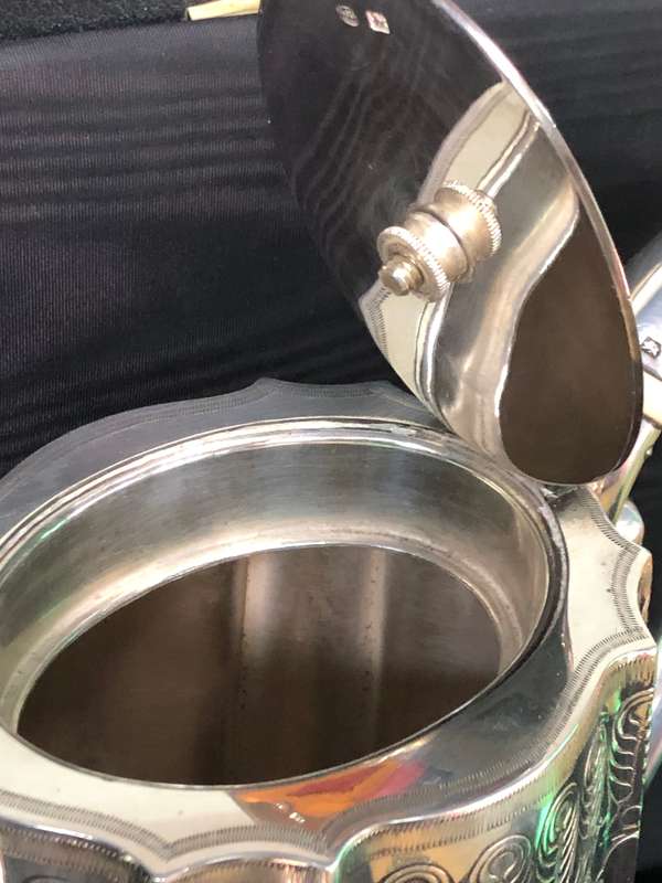 19th CENTURY STERLING SILVER COFFEE POT BY JOHN ROUND OF SHEFFIELD - 852g - dated 1894