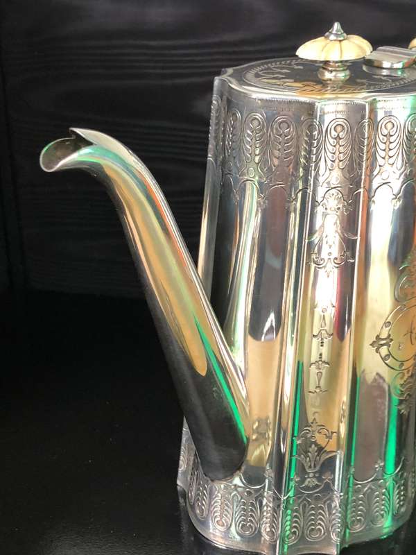19th CENTURY STERLING SILVER COFFEE POT BY JOHN ROUND OF SHEFFIELD - 852g - dated 1894