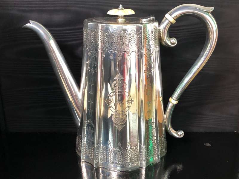19th CENTURY STERLING SILVER COFFEE POT BY JOHN ROUND OF SHEFFIELD - 852g - dated 1894