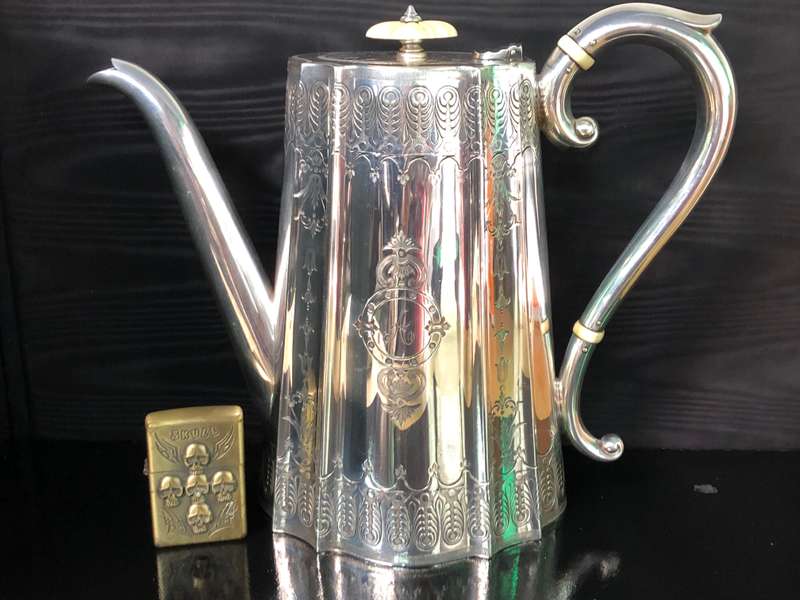 19th CENTURY STERLING SILVER COFFEE POT BY JOHN ROUND OF SHEFFIELD - 852g - dated 1894